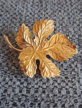 Vintage Gold Maple Leaf Brooch